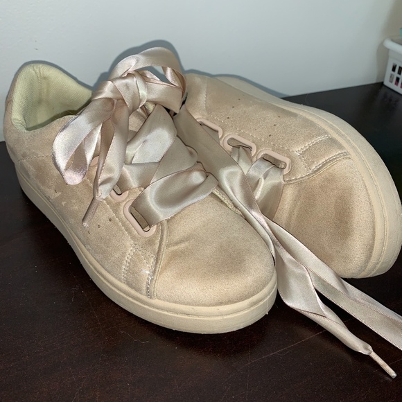 Cute silk ribbon laced sneakers - Picture 2 of 4